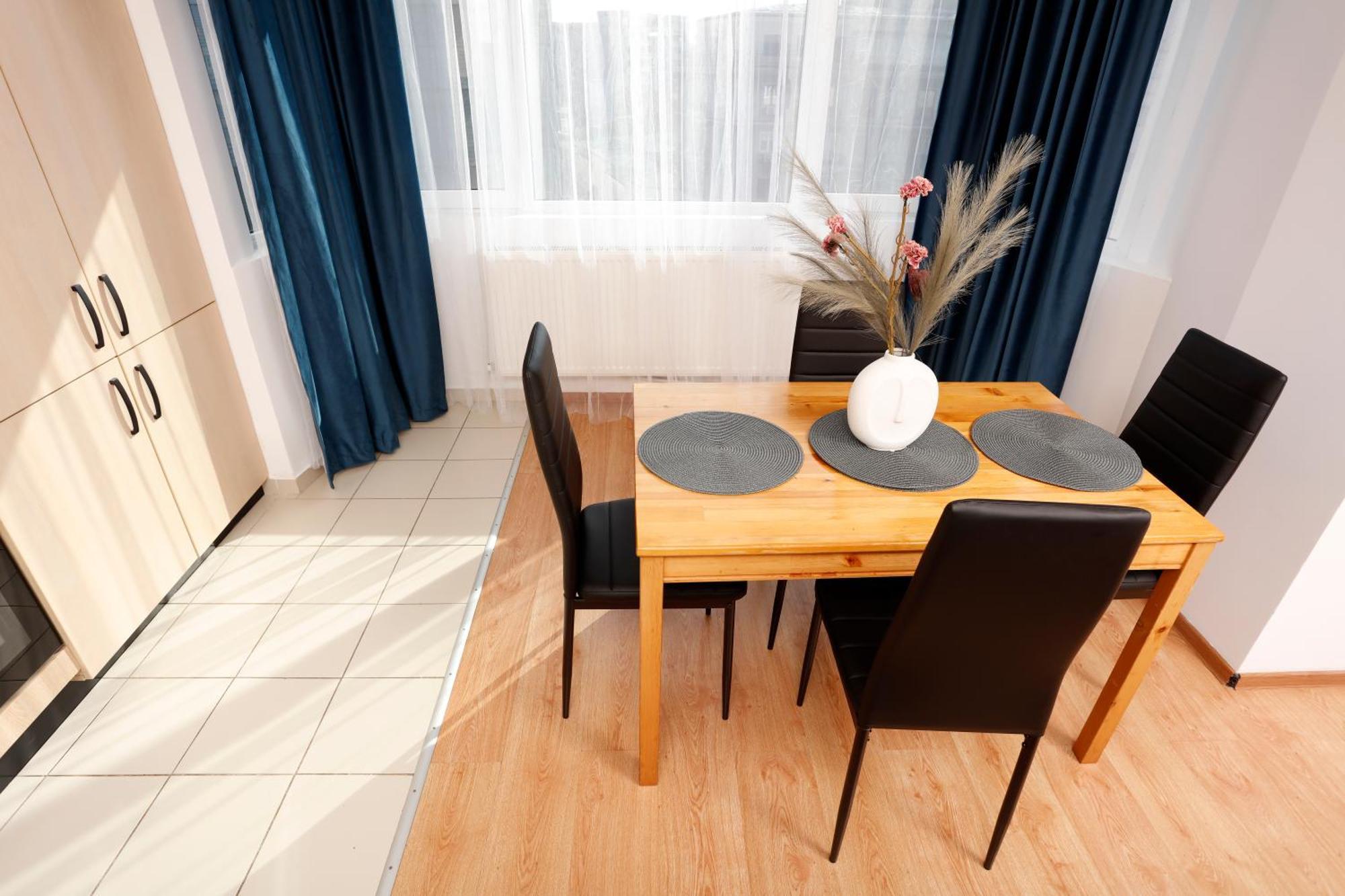 Enchanting Retreat - Historic Old Town - Pet-Friendly Haven - Steps From Unirii Bukarest Kültér fotó