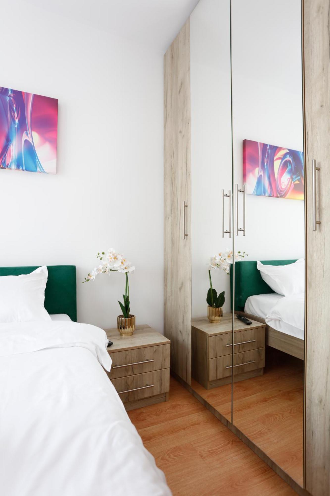 Enchanting Retreat - Historic Old Town - Pet-Friendly Haven - Steps From Unirii Bukarest Kültér fotó
